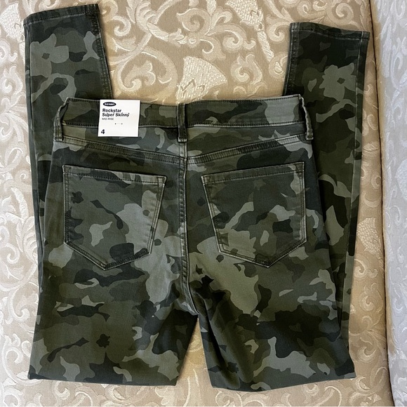 Old Navy Mid Rise Camo Rockstar Supper Skinny Jeans, size 4 - Picture 4 of 6